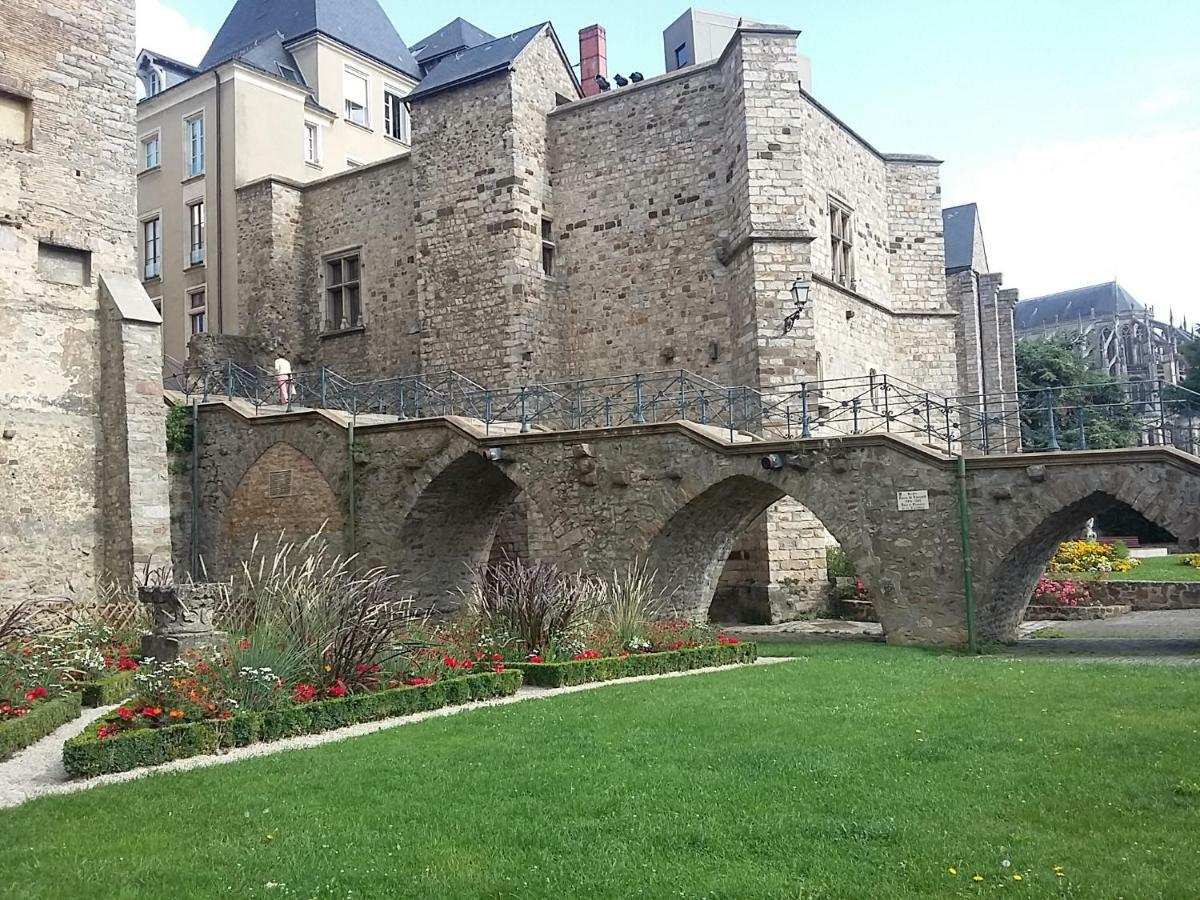 Apartment Petite Maison Romantique Au Calme, Coeur Historique Plantagenet, Vue